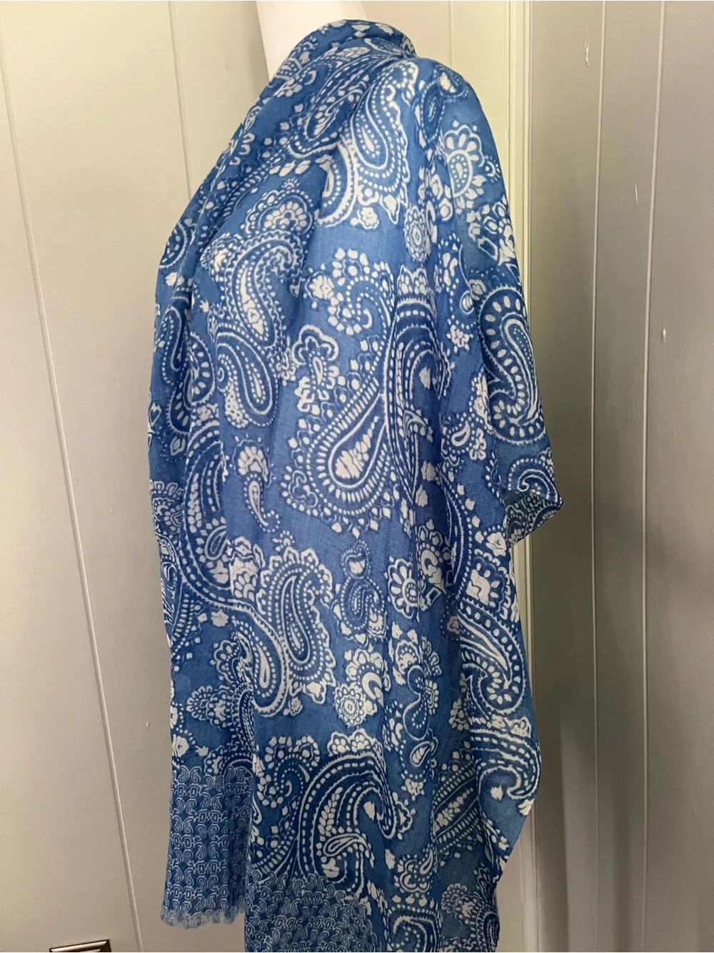 J. McLaughlin Blue Paisley Print Lightweight 100% Wool Wrap Shawl Scarf